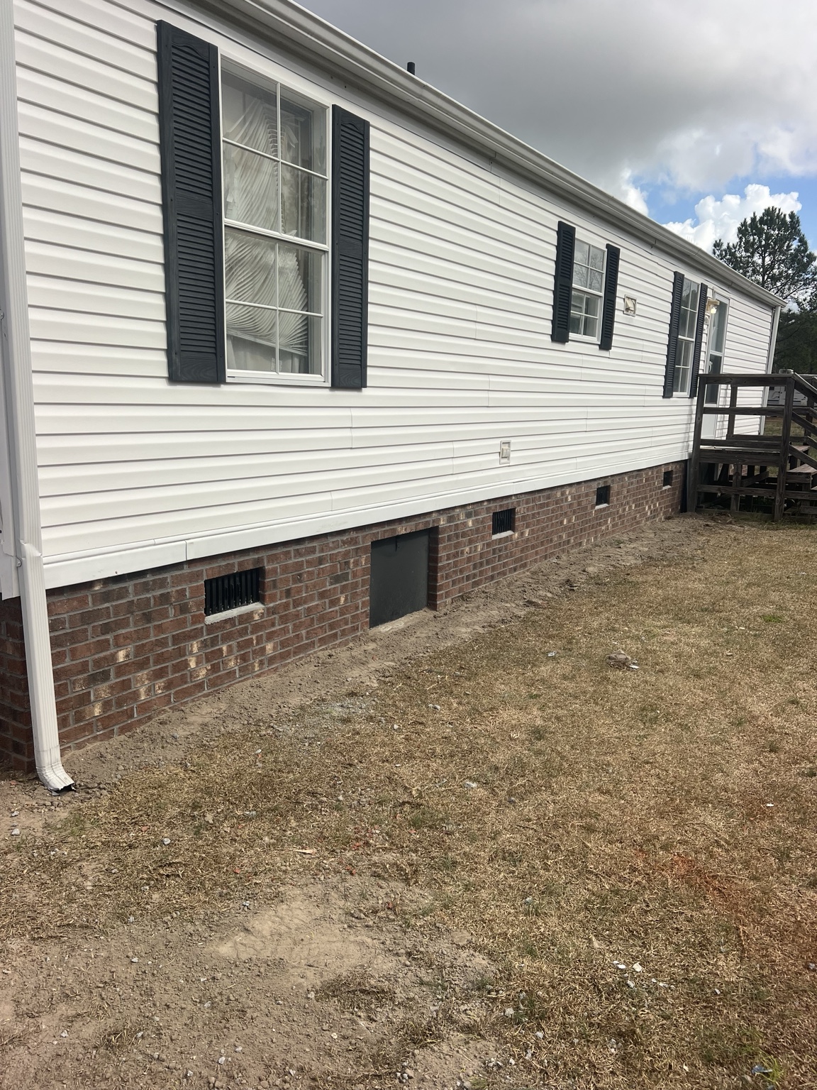 Mobile home brick underpinning